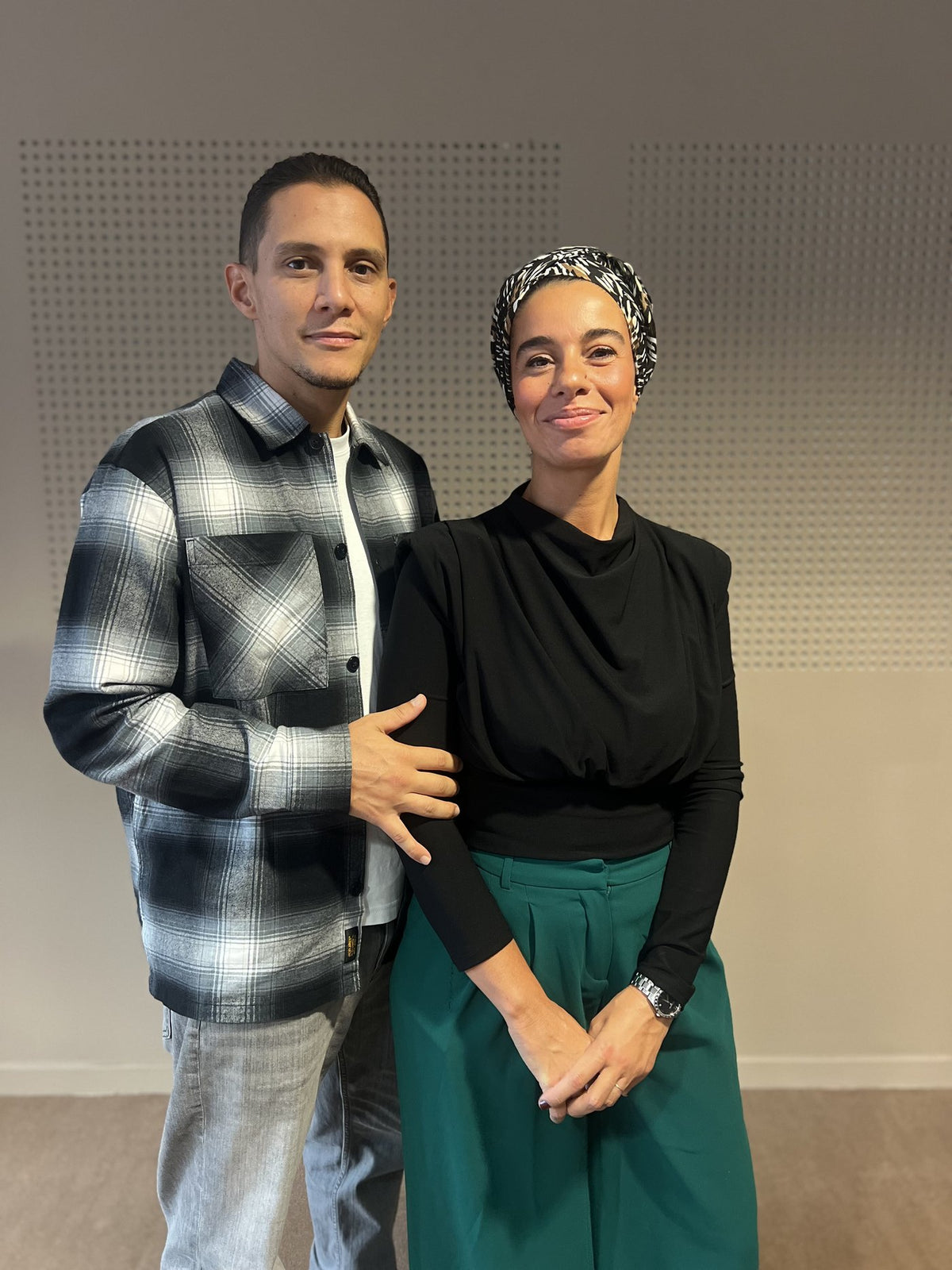 Chafia et Mehdi, co-fondateurs de MADEROFRANCE, debout côte à côte
