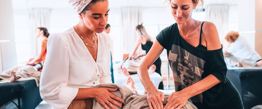 Formation MADEROFRANCE en présentiel à Paris : une formatrice guide le geste d'une élève pendant un massage