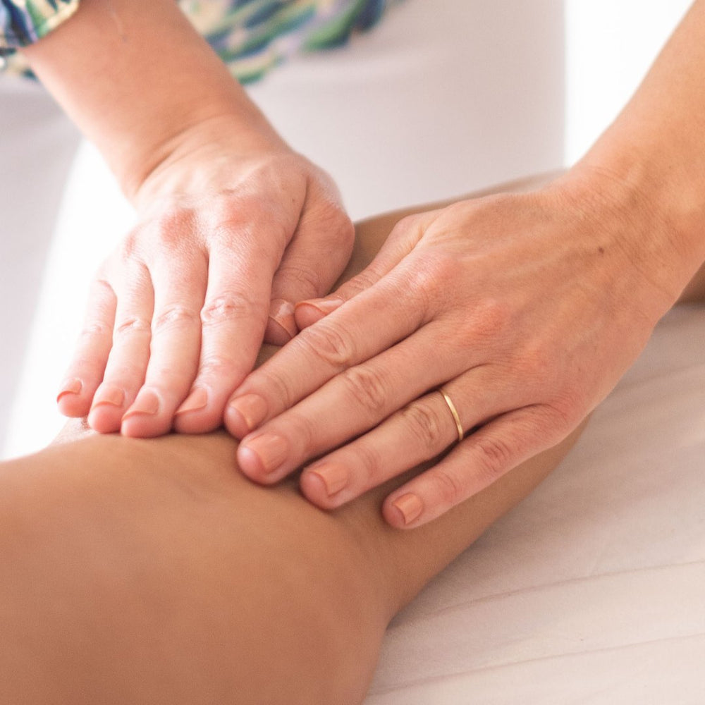 Manœuvre manuelle de drainage lymphatique sur la jambe