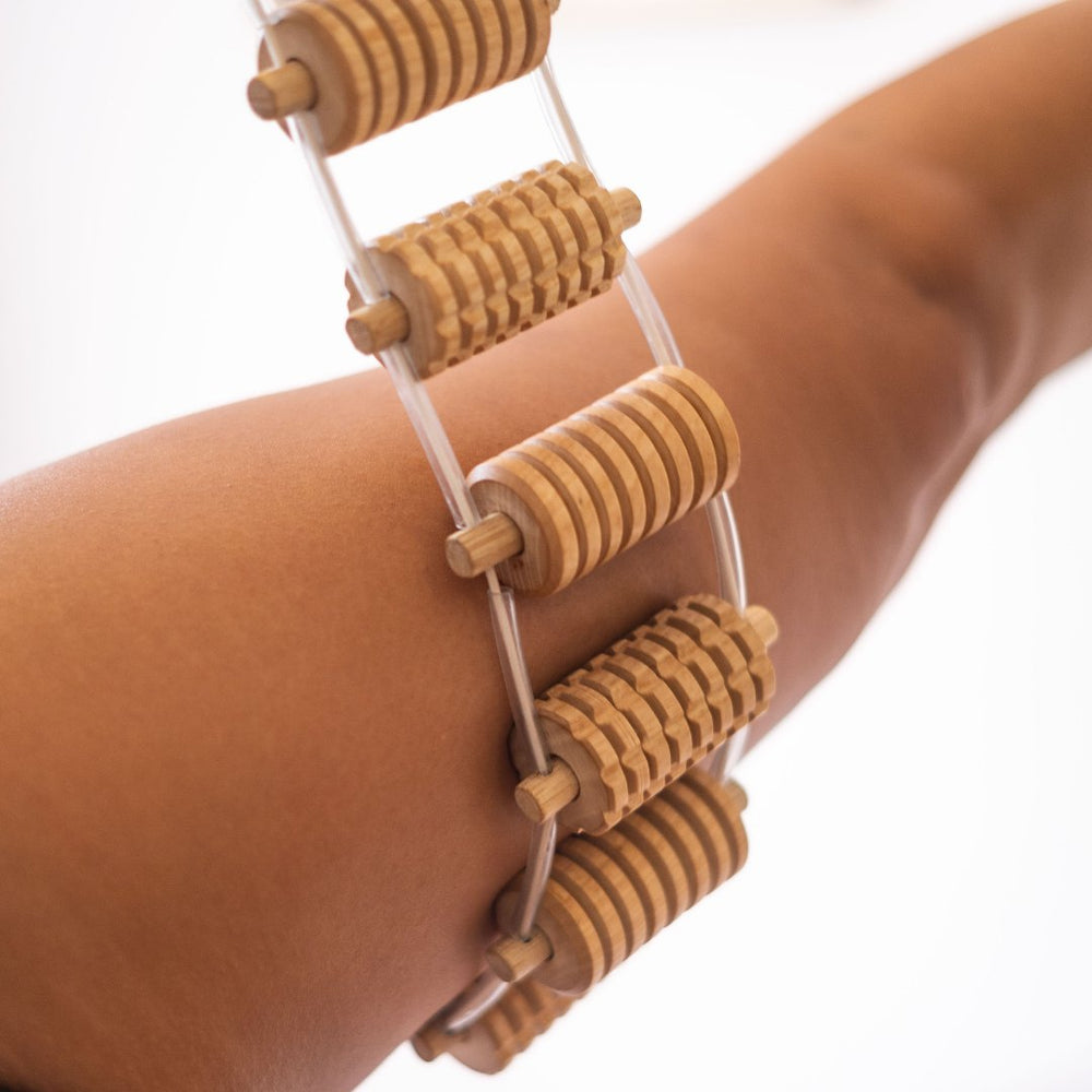 Ceinture bi-rouleaux en bois passée sur le bras